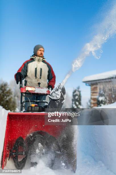 homem adulto meados de usando o snowblower - removedor de neve ferramenta de trabalho - fotografias e filmes do acervo