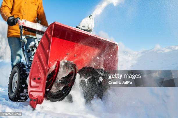 homem adulto meados de usando o snowblower - removedor de neve snow mobile - fotografias e filmes do acervo