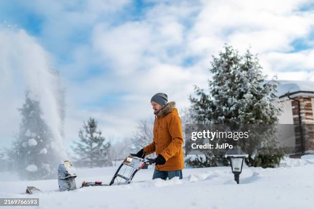 homem adulto meados de usando o snowblower - removedor de neve ferramenta de trabalho - fotografias e filmes do acervo