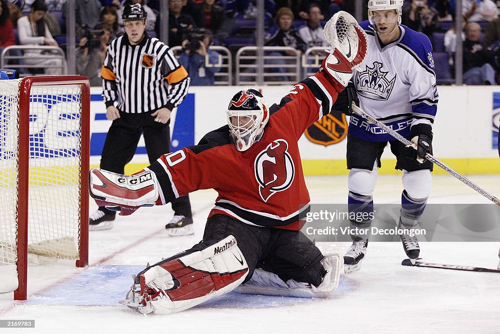 Martin Brodeur protect the net 