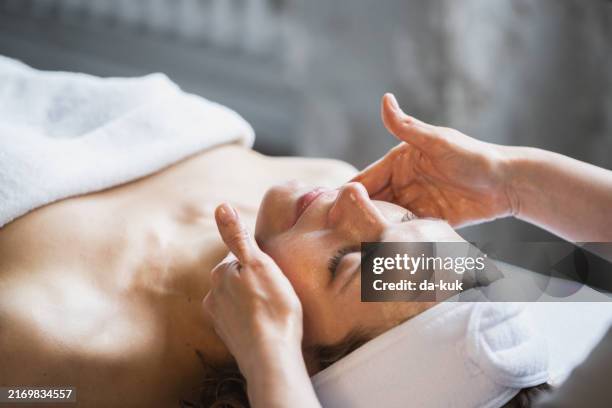 tratamiento facial en salón spa. cuidado de la piel y masajes. cosmetóloga en el trabajo - máscara facial fotografías e imágenes de stock
