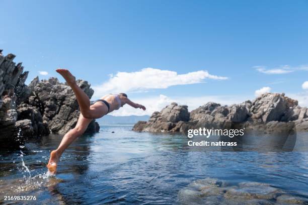 eisiger meeressprung - den sprung wagen stock-fotos und bilder