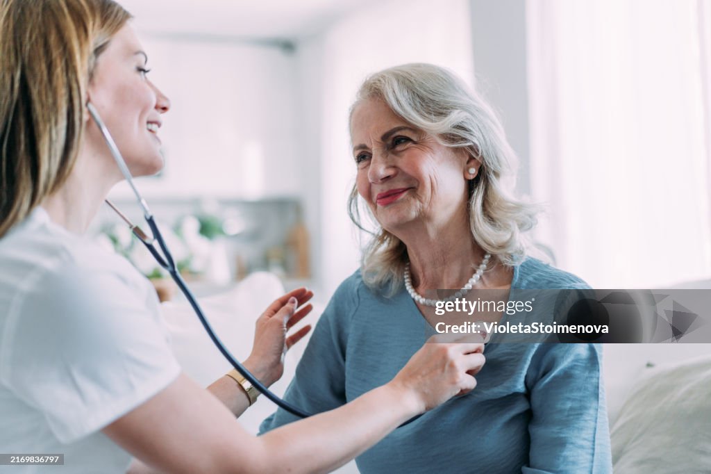 A enfermeira verifica os sinais vitais do paciente.