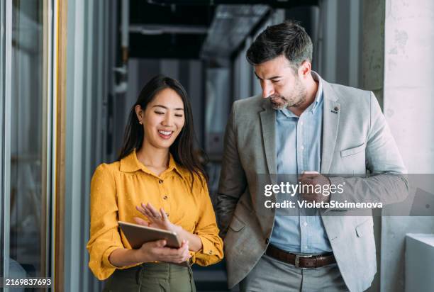 making decision on the move - business person on tablet stock pictures, royalty-free photos & images