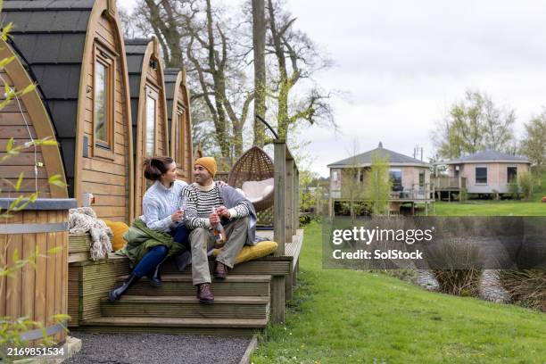 weekend di glamping con i migliori! - i-love-you-frase-inglese foto e immagini stock