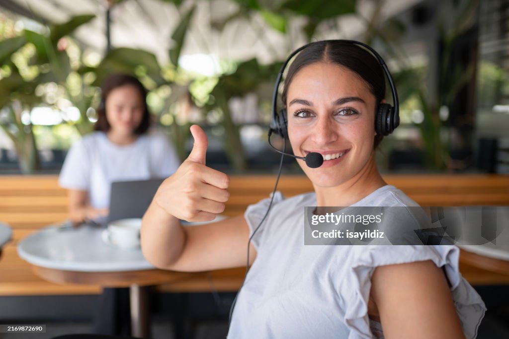 Représentant du service à la clientèle heureux et motivé