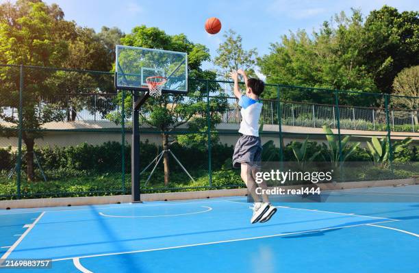 cute asian boy playing basketball - atirar ao cesto imagens e fotografias de stock
