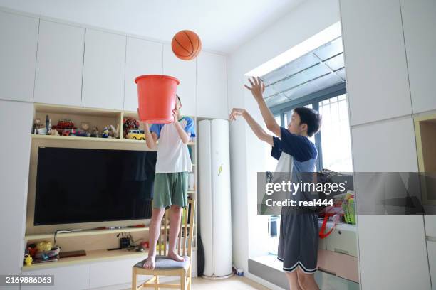 competición familiar de baloncesto - encestar fotografías e imágenes de stock