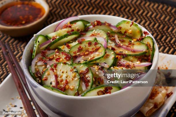 trending asian cucumber salad - asiatische kultur stock-fotos und bilder