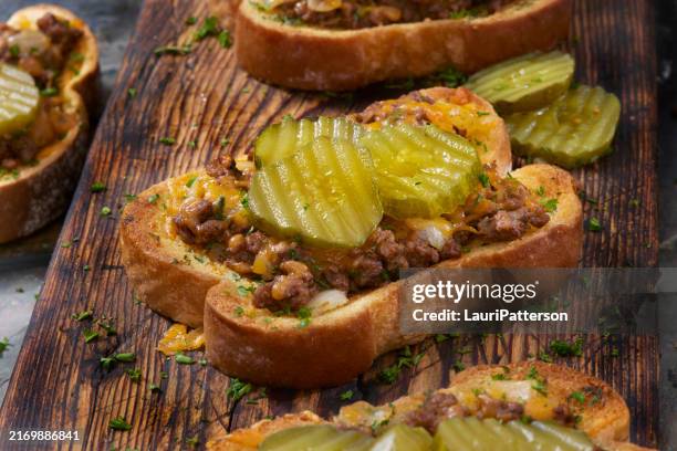 the made rite, panino con carne sfusa del midwest - cetriolino foto e immagini stock