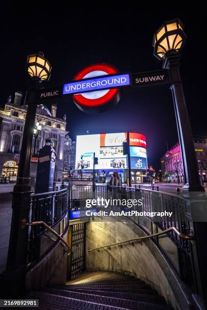 piccadilly circus at night london england - piccadilly circus city of westminster stockfoto's en -beelden