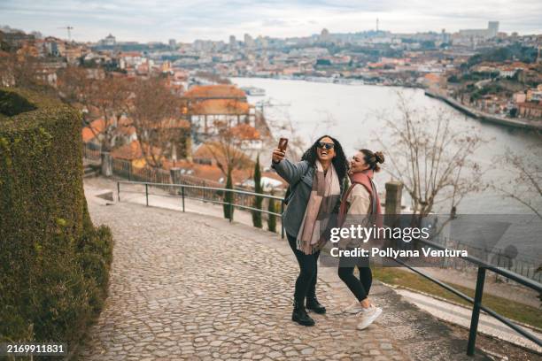 freunde, die ein foto an einem aussichtspunkt in porto, portugal machen - bezirk-porto-portugal stock-fotos und bilder