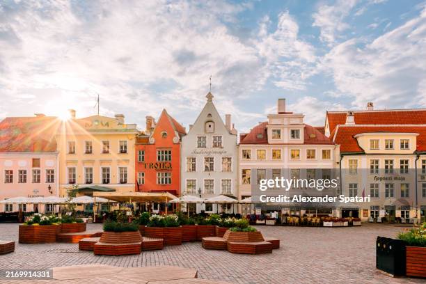town hall square with historic medieval buildings on a sunny morning, tallinn, estonia - tallin fotografías e imágenes de stock