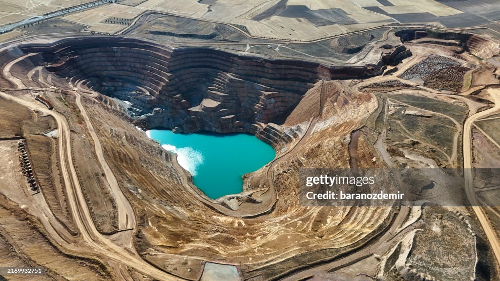 Weitläufiger Blick auf eine Goldminenstätte