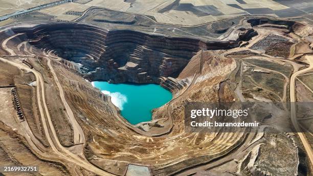 expansive view of a gold mining site - levend organisme stockfoto's en -beelden