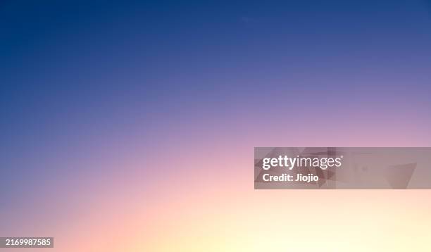 sky at sunrise - aube photos et images de collection