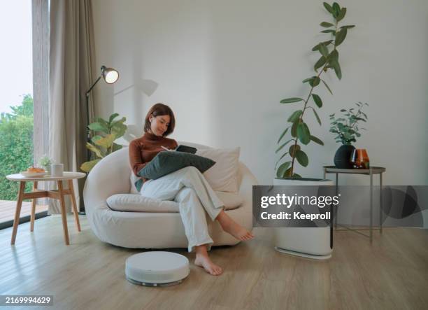 asian woman working on tablet - rapariga no quarto tecnologia imagens e fotografias de stock