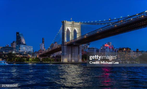twilight brooklyn bridge skyline - brooklyn bridge park stock pictures, royalty-free photos & images