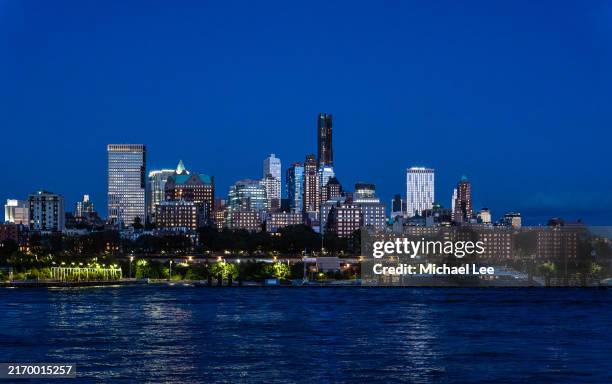 twilight downtown brooklyn skyline - blue hour twilight stock pictures, royalty-free photos & images