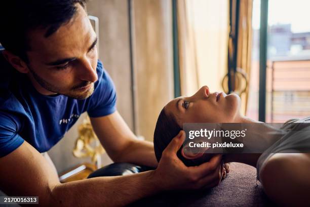 physiotherapeut, der eine patientin bei nackendehnungsübungen unterstützt. nahaufnahme in einer rehabilitationsklinik. gesundheits- und physiotherapiekonzept. - sportmedizin stock-fotos und bilder