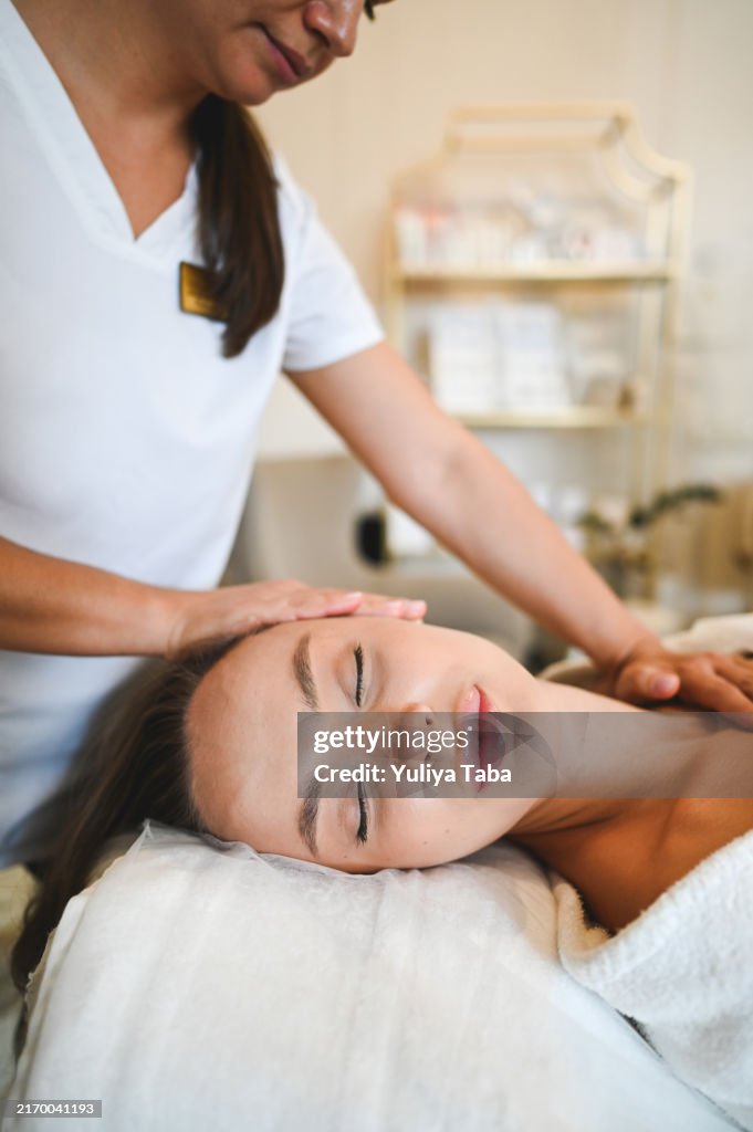 Es ist Zeit, eine Gesichtsmassage zu genießen.