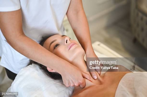 lifting-gesichtsmassage aus nächster nähe. - gesichtsmassage stock-fotos und bilder