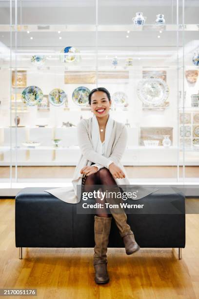 portrait of a smiling woman at rest in the museum - en el centro fotografías e imágenes de stock