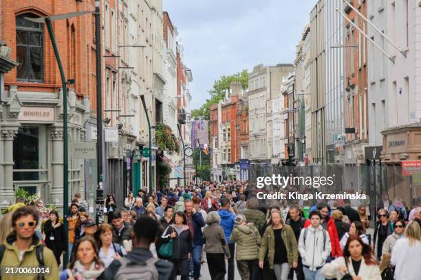 grafton street dublin - high street stock-fotos und bilder