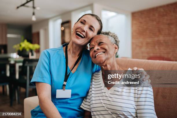 home care healthcare professional hugging elderly patient - assistente social imagens e fotografias de stock