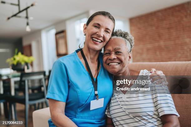 profesional de la salud abrazando a un paciente anciano - trabajador-sanitario fotografías e imágenes de stock