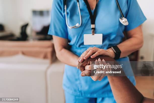 aiuta la salute o il medico a tenersi per mano con lo zoom del paziente per supporto - accudire foto e immagini stock