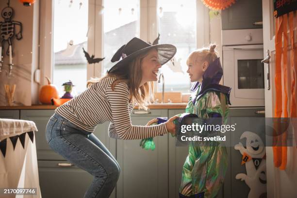prepárate para halloween - disfraz fotografías e imágenes de stock