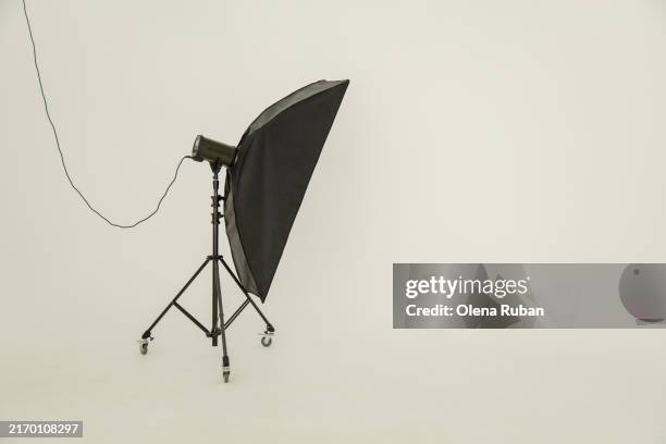 a softbox light kit on a dollypod. - reflektor stock-fotos und bilder