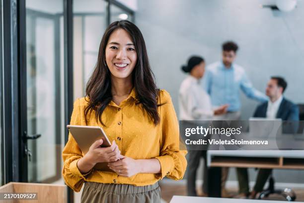 successful businesswoman in the office. - pessoa de cor imagens e fotografias de stock