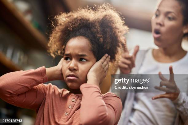 i don't want to listen to her! - handen over de oren stockfoto's en -beelden