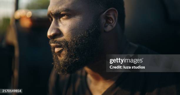 close-up of thoughtful young bearded food truck owner looking away - televisão de alta definição imagens e fotografias de stock