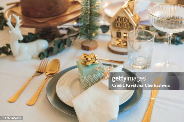 stilvolle helle weihnachtstischdekoration mit goldenem besteck. festliche feste. dekorationen auf dem neujahrstisch. - serviette stock-fotos und bilder