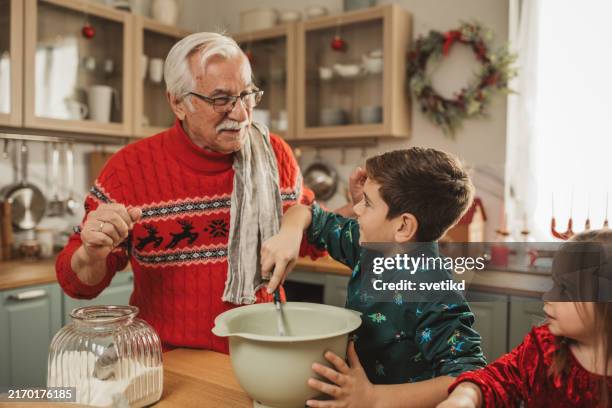 christmas baking - fazer doces imagens e fotografias de stock