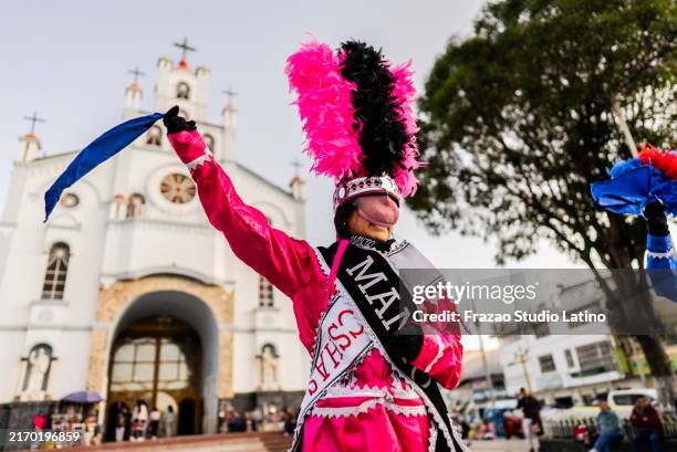 shacsha dancer dancing on huaraz, in peru - peru artist stock pictures, royalty-free photos & images