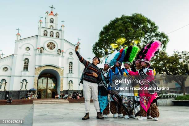 tourist man taking a selfie or filming with shacshas dancer on huaraz, in peru - viaje barato fotografías e imágenes de stock
