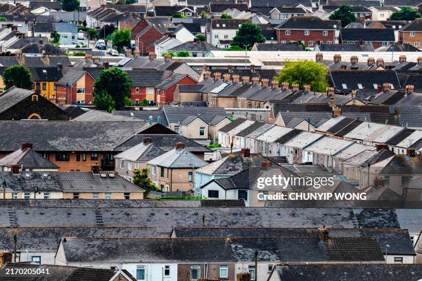 residential estate, houses in port talbot, wales, uk - twee onder één kap huis stockfoto's en -beelden
