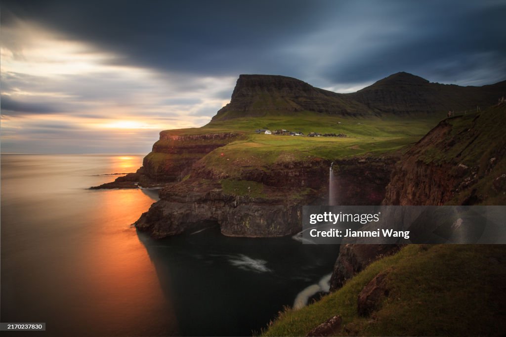 Tramonto sulla cascata di Gásadalur