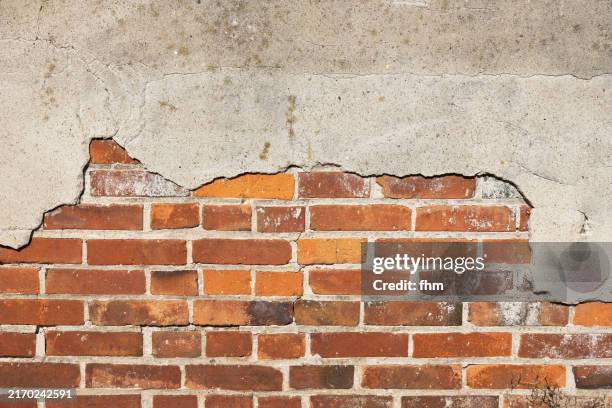 brick wall with damaged plaster - texture abstract background - stenen muur stockfoto's en -beelden