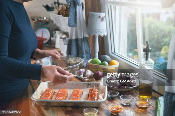 preparazione della ciotola di salmone piccante con riso, carote, cetriolo e avocado - filetto foto e immagini stock