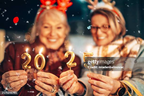 schöne ältere frauen, die einen silvesterabend genießen. - 50 year old man portrait stock-fotos und bilder