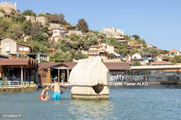 the monument tomb on the sea surface - templo de apolo naxos imagens e fotografias de stock