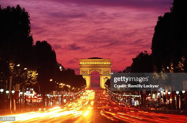 champs elysees at dusk in paris - avenue des champs elysees stock pictures, royalty-free photos & images