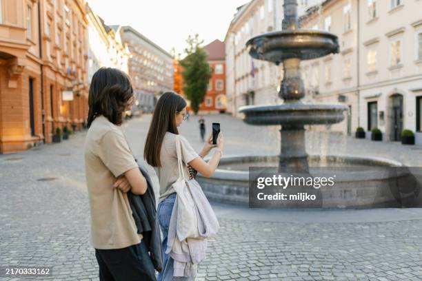two teenagers sightseeing - seulement des adolescents ou adolescentes photos et images de collection