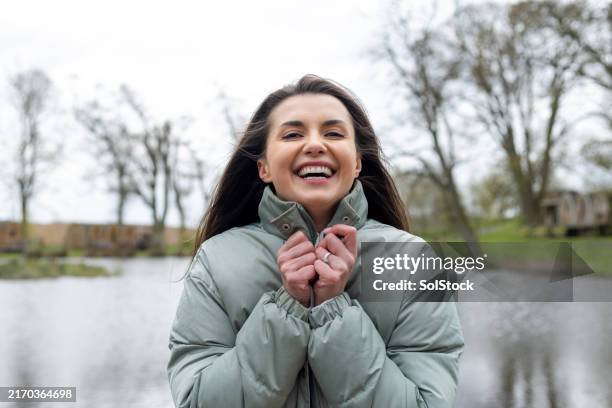 mujer feliz en unas vacaciones en el campo - off the beaten path refrán en inglés fotografías e imágenes de stock