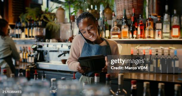 serveuse, tablette ou appel téléphonique dans un café pour le service client, la commande ou le point de vente numérique. manager, tech ou talk sur mobile pour le contrôle des stocks, le conseil ou le retour d’information sur les appareils dans l’ - serveuse photos et images de collection